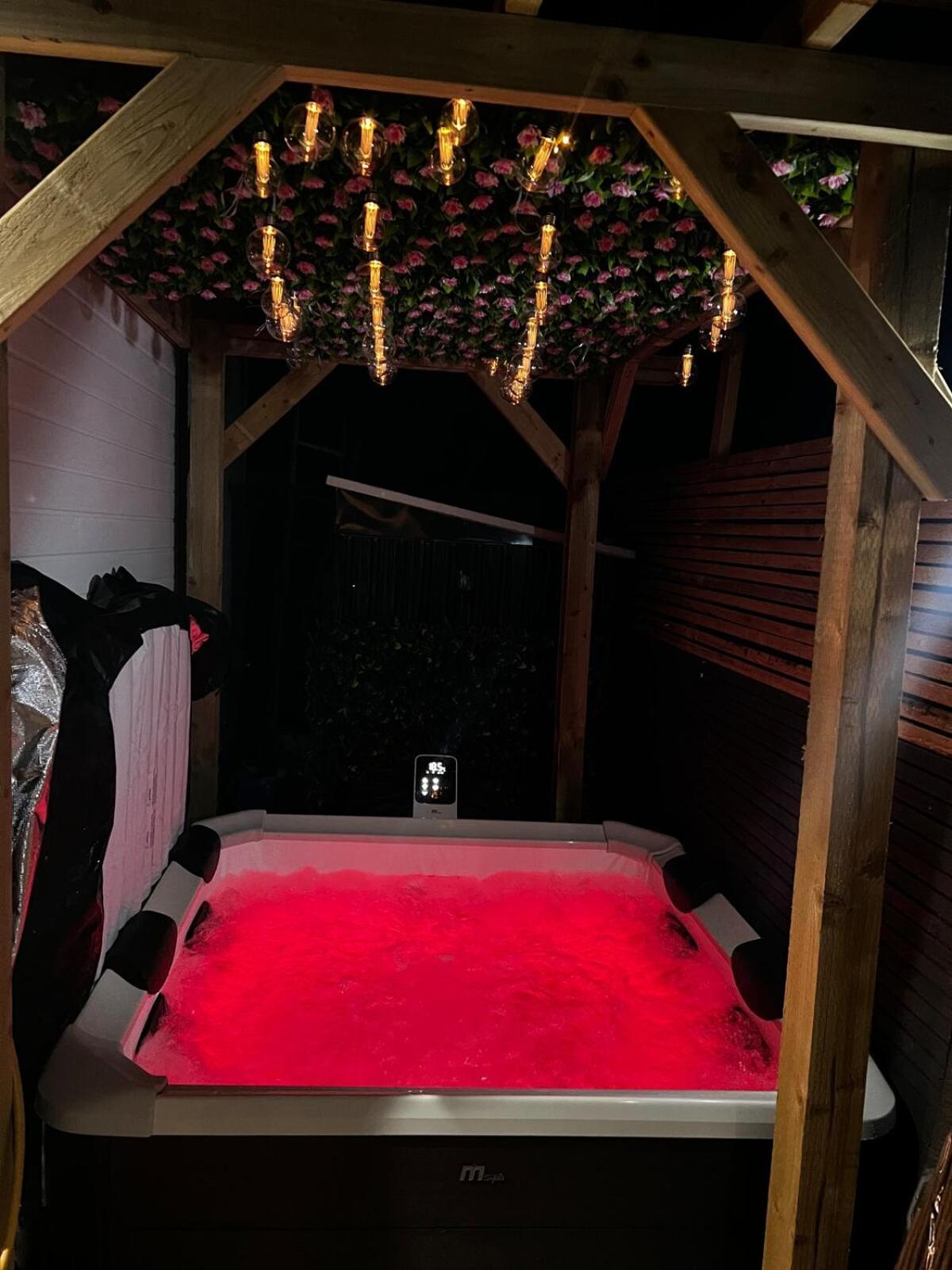 Luxe 1B Chalet, Hottub, Free Parking Nr Ltn Airport, L&D Hosp, Whipsnade Zoo, Fast Trains Into Central London Luton (Bedfordshire) Esterno foto