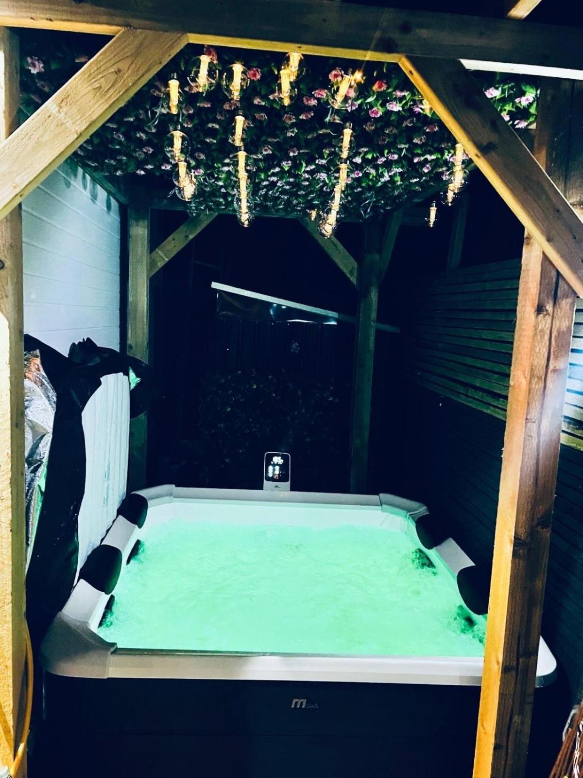 Luxe 1B Chalet, Hottub, Free Parking Nr Ltn Airport, L&D Hosp, Whipsnade Zoo, Fast Trains Into Central London Luton (Bedfordshire) Esterno foto