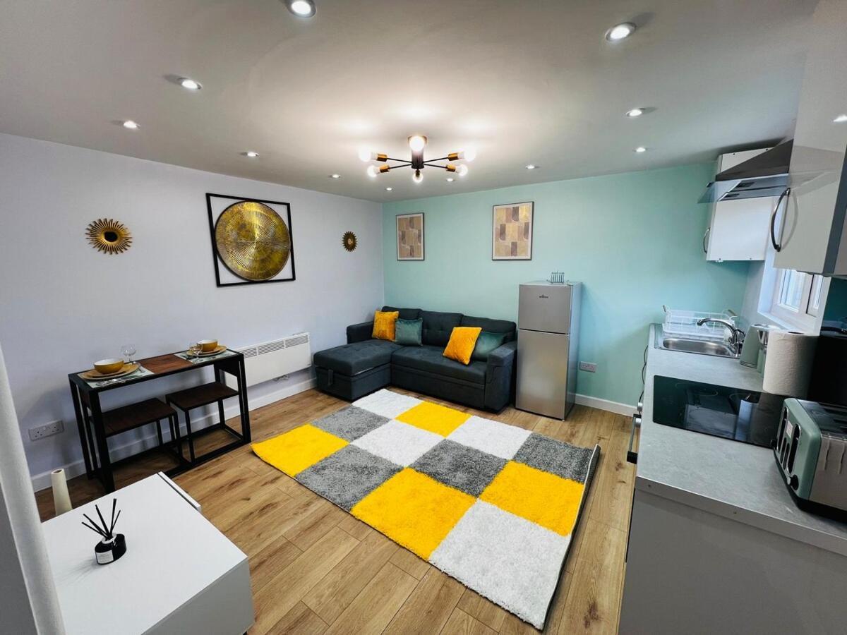 Luxe 1B Chalet, Hottub, Free Parking Nr Ltn Airport, L&D Hosp, Whipsnade Zoo, Fast Trains Into Central London Luton (Bedfordshire) Esterno foto