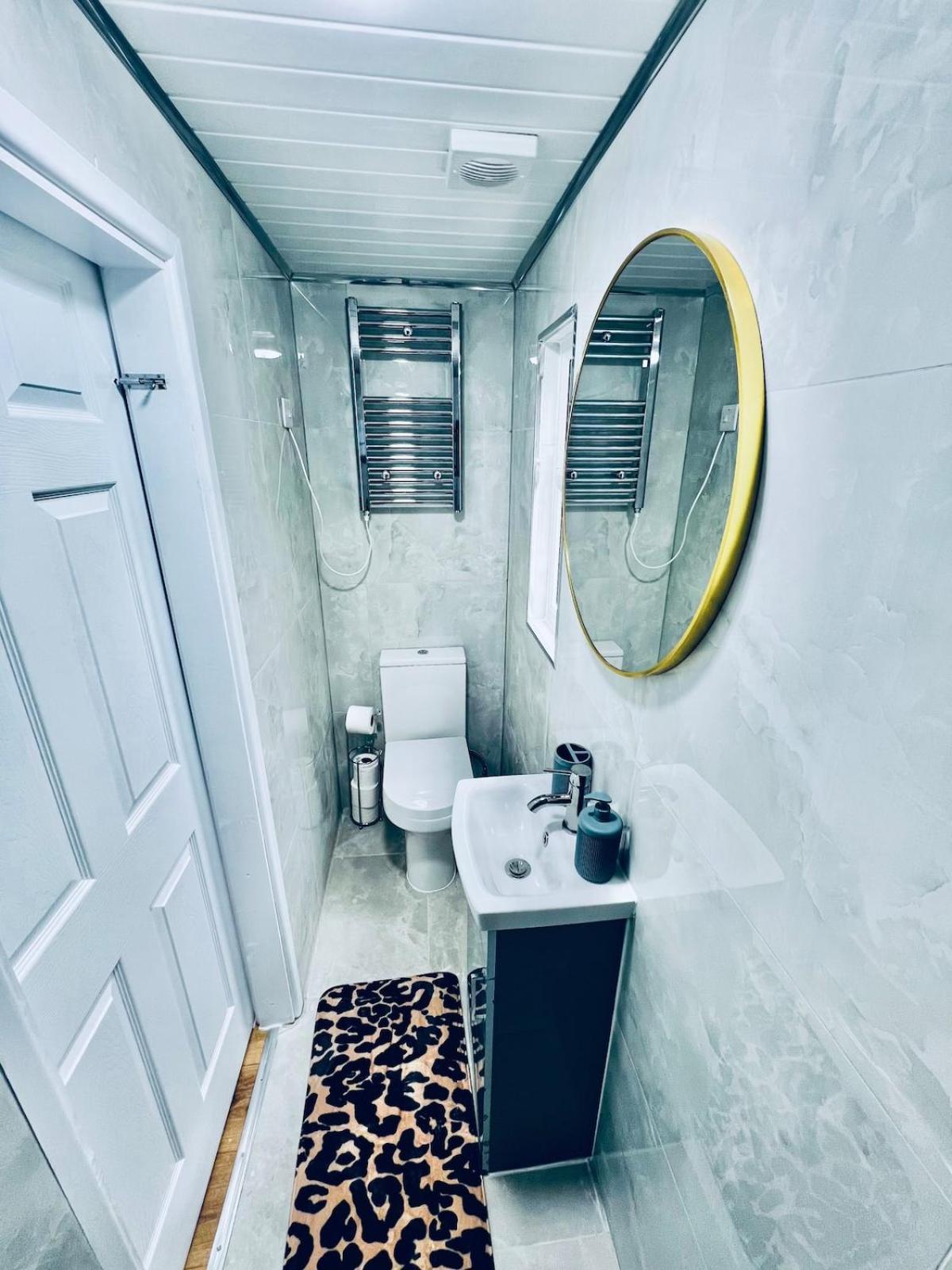 Luxe 1B Chalet, Hottub, Free Parking Nr Ltn Airport, L&D Hosp, Whipsnade Zoo, Fast Trains Into Central London Luton (Bedfordshire) Esterno foto