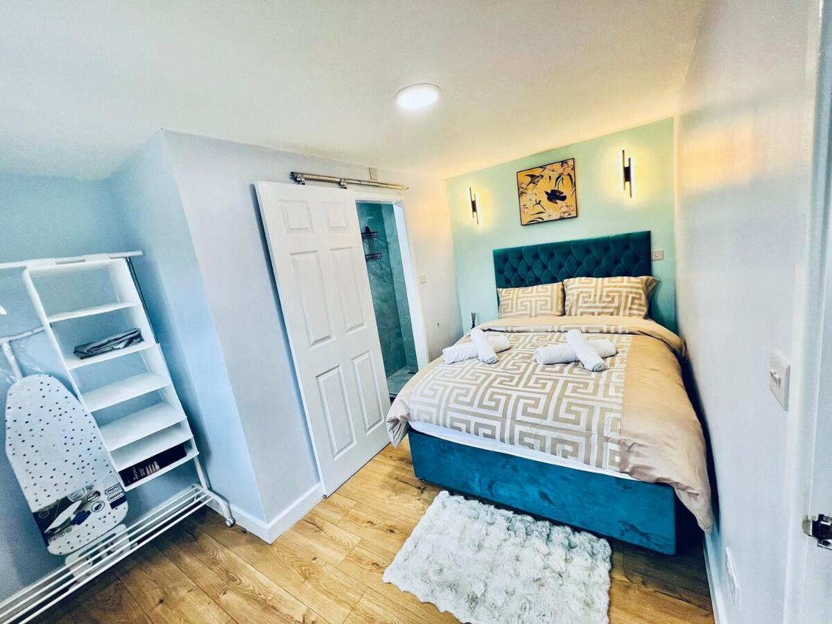 Luxe 1B Chalet, Hottub, Free Parking Nr Ltn Airport, L&D Hosp, Whipsnade Zoo, Fast Trains Into Central London Luton (Bedfordshire) Esterno foto