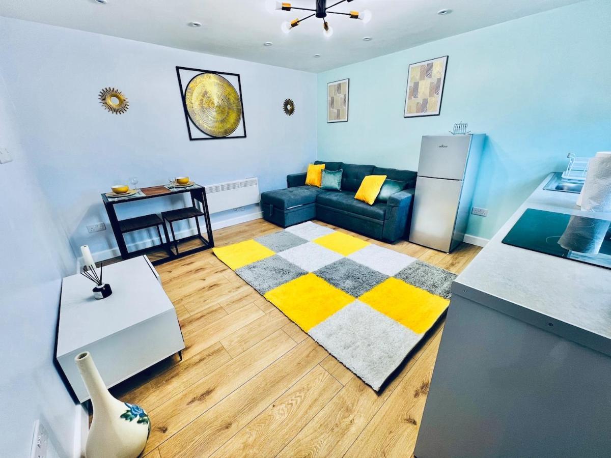 Luxe 1B Chalet, Hottub, Free Parking Nr Ltn Airport, L&D Hosp, Whipsnade Zoo, Fast Trains Into Central London Luton (Bedfordshire) Esterno foto