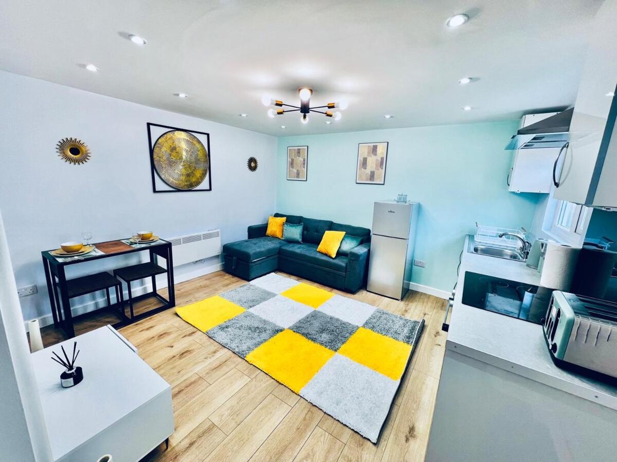 Luxe 1B Chalet, Hottub, Free Parking Nr Ltn Airport, L&D Hosp, Whipsnade Zoo, Fast Trains Into Central London Luton (Bedfordshire) Esterno foto