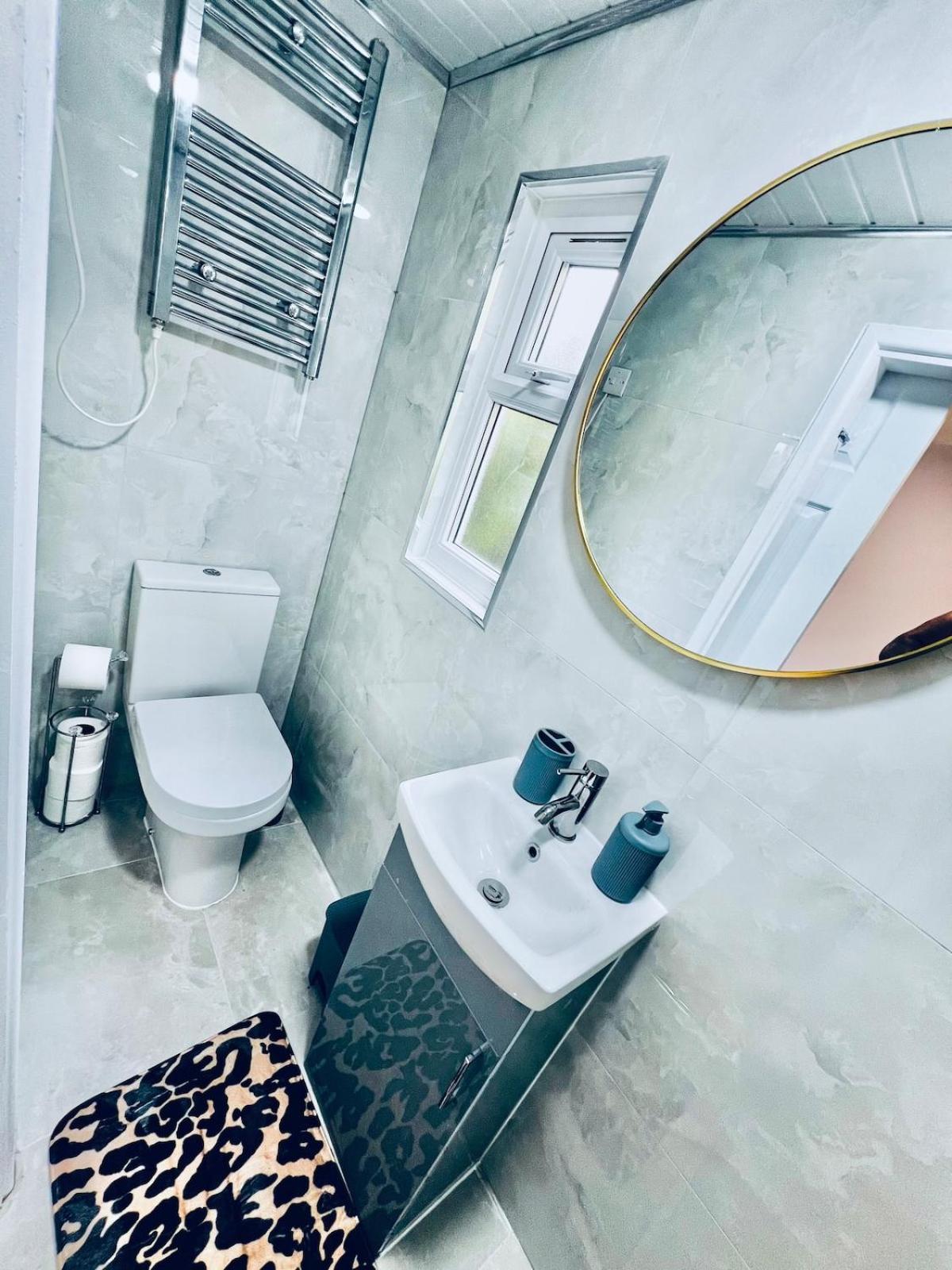Luxe 1B Chalet, Hottub, Free Parking Nr Ltn Airport, L&D Hosp, Whipsnade Zoo, Fast Trains Into Central London Luton (Bedfordshire) Esterno foto