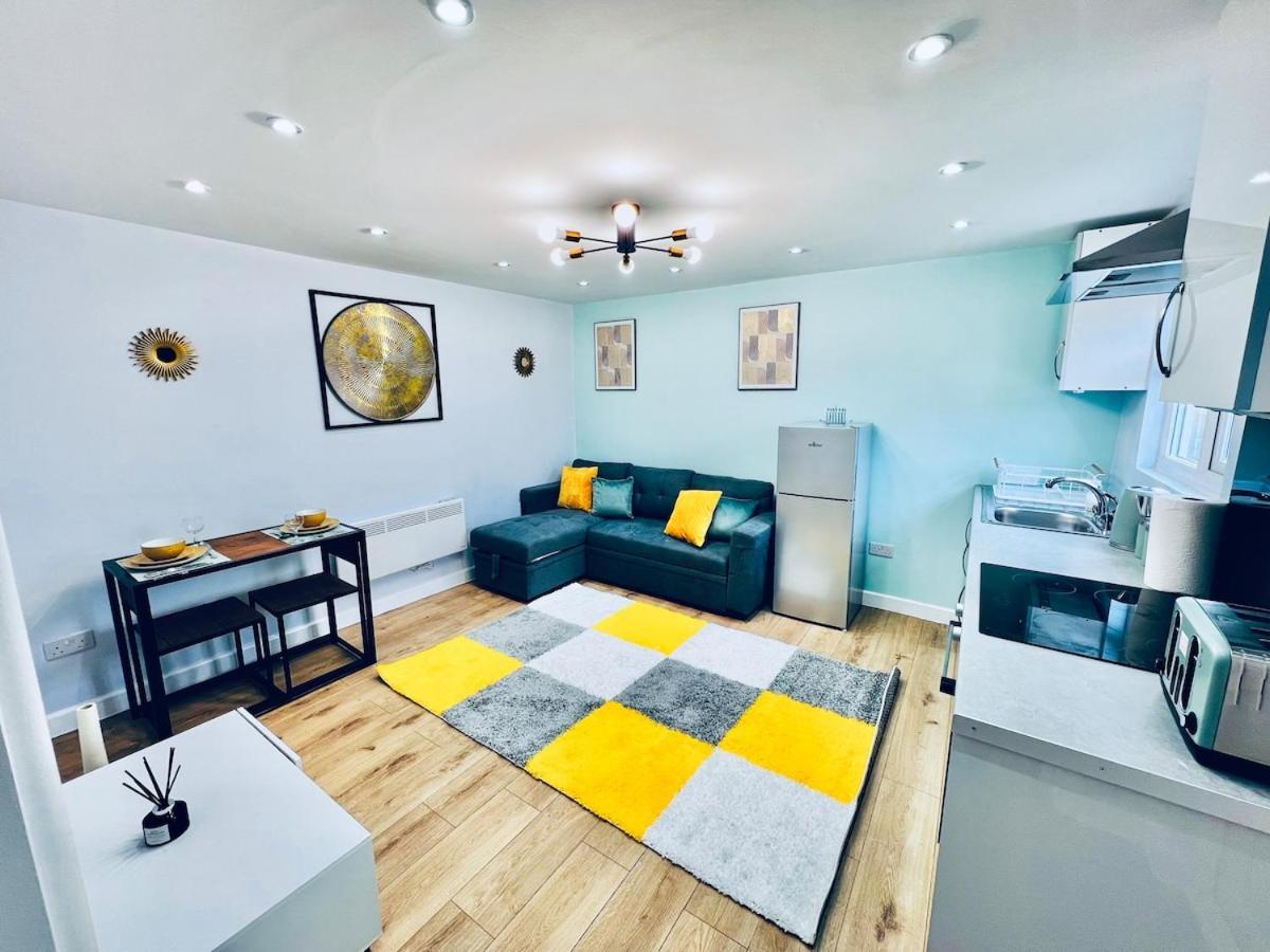 Luxe 1B Chalet, Hottub, Free Parking Nr Ltn Airport, L&D Hosp, Whipsnade Zoo, Fast Trains Into Central London Luton (Bedfordshire) Esterno foto